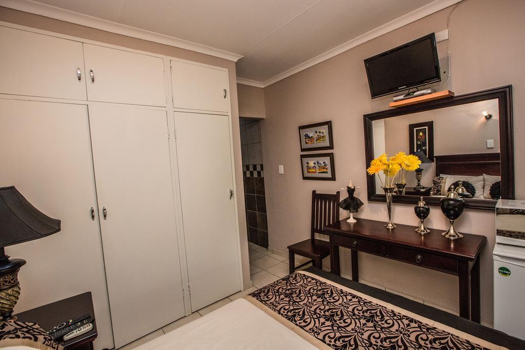 @Home Guest House Рустенбург Екстериор снимка